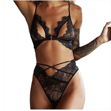 ELLA Σετ γυναικεία εσώρουχα με τριγωνικό σουτιέν δαντέλας & ασορτί μπραζίλ κιλοτάκι με χιαστί εφέ