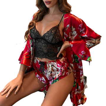 AMINA Babydoll σετ με σατέν υφής δαντελένιο διάφανο μπραλέτ με V ντεκολτέ, φλοραλ σορτσάκι & μακρυμάνικη ρόμπα με βολάν