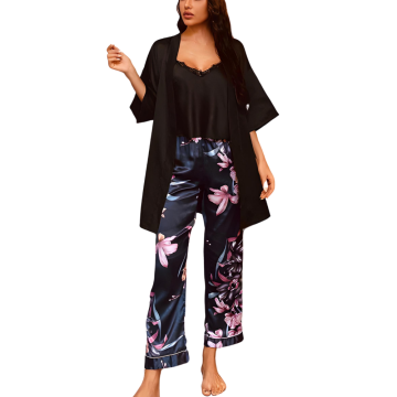NINA Σετ πιτζάμες 3 τμχ σατέν υφής με V τοπ με δαντέλα, φλοράλ παντελόνα & ρόμπα με μανίκι 3/4